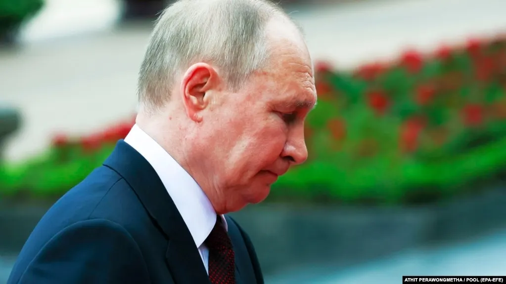 Свежий опрос ВЦИОМ показал, что одобрение деятельности президента Владимира Путина опустилось до 65,5% — одного из самых низких значений за последние четыре года, при одновременном падении показателя доверия и снижении поддержки правительства.