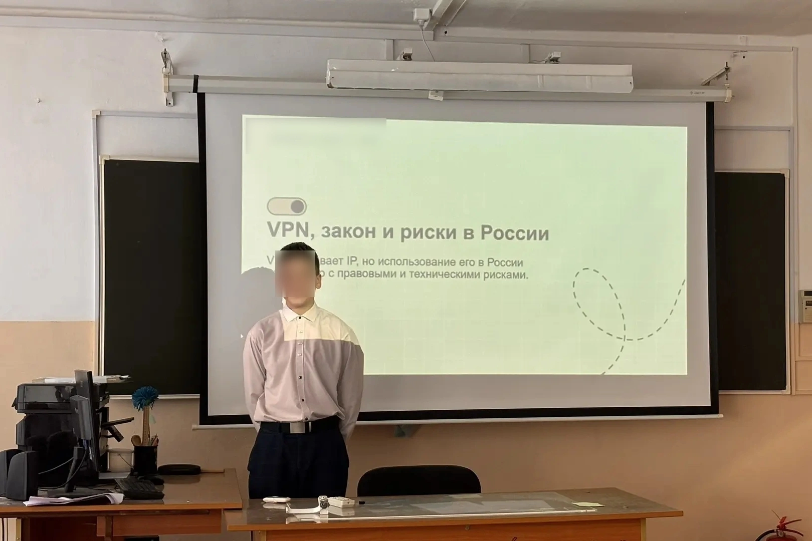 В разных регионах России школы начали организовывать специальные занятия по цифровой безопасности, на которых учащимся рассказывают о рисках использования VPN, утечке персональных данных и возможных правовых последствиях онлайн-активности.