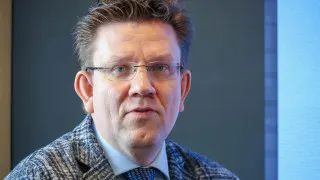 В столице силовики задержали генерального директора одного из крупнейших российских книжных издательств. Его и руководство компании проверяют по уголовному делу об организации деятельности экстремистской организации и распространении «экстремистской продукции», в том числе литературы с ЛГБТ-тематикой среди несовершеннолетних.