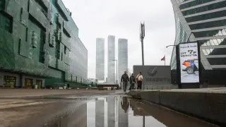 Большинство работодателей в России до конца года отказались от расширения штата из‑за падения спроса, а кадровый дефицит заметно ослаб — бизнес переходит к точечному найму и шире использует частичную занятость.