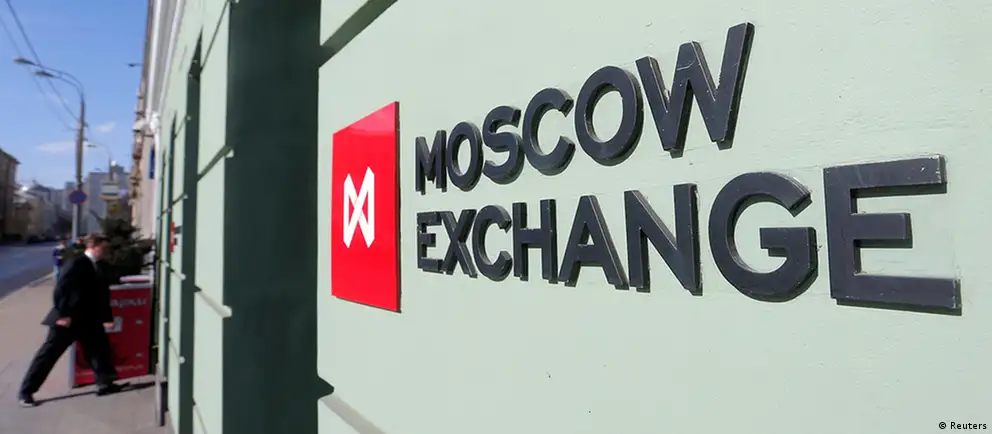 Басманный районный суд Москвы ограничил действия Ильи Мароченкова и Гавриила Романенко по делу о манипуляциях ценами на Московской бирже; следствие оценивает извлечённый доход более 28 млн рублей.