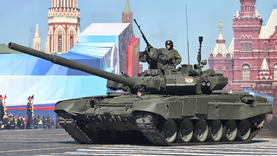 Минобороны объявило, что из-за оперативной обстановки традиционный парад в Москве 9 мая пройдет без танков и ракет — по Красной площади пройдут только марширующие колонны; вместо участия кадетских корпусов запланирована телетрансляция подразделений, действующих на СВО.
