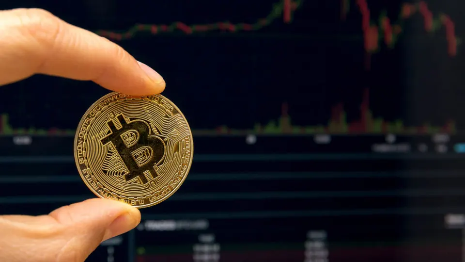 Законопроект вводит НДФЛ для физических лиц при операциях с криптоактивами, устанавливает налоговых агентов, освобождает криптосервисы от НДС и вводит особый порядок расчёта налога на прибыль на фоне роста дефицита бюджета.