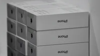 Российские продавцы электроники накопили избыток премиальных смартфонов Apple и Samsung, из‑за чего цены на новые и прошлогодние модели заметно снизились, а ритейлеры распродают складские запасы с крупными скидками.