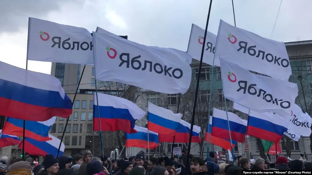 Главу иркутского отделения «Яблока» Григория Грибенко обвинили в неповиновении полиции и оставили на ночь в отделе после обыска по делу о «хранении наркотиков», при этом уголовное обвинение ему не предъявили.