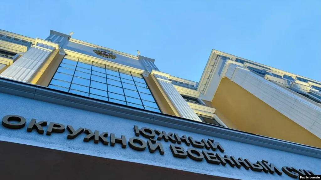 Южный окружной военный суд назначил трём молодым людям из Ростова-на-Дону сроки от восьми до десяти лет колонии строгого режима по обвинению в подготовке поджога военкоматов; по версии следствия, их задержали ещё на стадии планирования, а ключевые показания дала знакомая, сотрудничавшая с ФСБ.