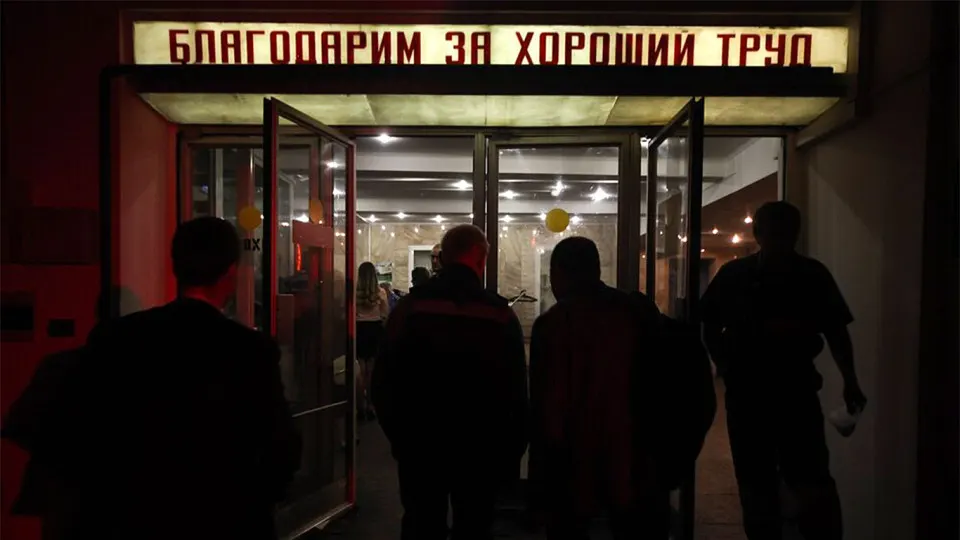 По данным Роструда, к увольнению рекомендованы более 105 тысяч сотрудников бюджетной сферы, больше всего — в Москве и ряде регионов. Власти объясняют сокращения дефицитом бюджетов и курсом на повышение производительности труда.