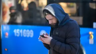 После мартовских отключений мобильного интернета в центре Москвы компании столкнулись с дефицитом и подорожанием проводного интернета: подключение занимает недели, а тарифы для нежилых помещений начинаются примерно от 7 тысяч рублей в месяц.