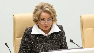 Спикер Совета Федерации Валентина Матвиенко заявила, что демографический кризис можно преодолеть, если россияне перестанут «ютиться» в крупных городах, переедут в просторные дома по всей стране, обзаведутся многодетными семьями и начнут массово сажать цветы во дворах. Её идеи прозвучали на фоне исторического падения рождаемости и естественной убыли населения почти на 600 тысяч человек в год.