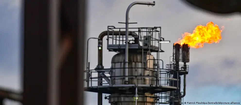 Россия с мая 2026 года прекращает транзит казахстанской нефти по трубопроводу «Дружба», что ставит под угрозу поставки сырья на крупнейший НПЗ, снабжавший Берлин и Бранденбург. Эксперты объясняют возможные мотивы и оценивают экономические риски для региона и Германии в целом.
