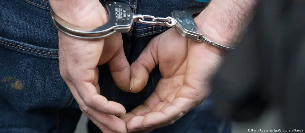 Мировой суд вынес 12 суток административного ареста главе иркутского отделения «Яблока» Григорию Грибенко за отказ от медосвидетельствования и предписал пройти диагностику и лечение от наркомании. Активисты связывают это с давлением на членов партии перед выборами.