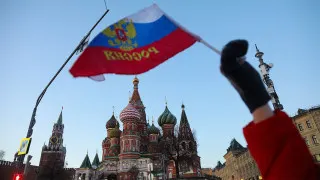 Просроченная задолженность российских компаний перед поставщиками и контрагентами выросла до рекордных 8,2 трлн рублей, что эквивалентно почти 4% ВВП. Больше всего долгов сконцентрировано в обрабатывающей промышленности и торговле, а рост нагрузки связывают с повышением налогов и сокращением бюджетных расходов.