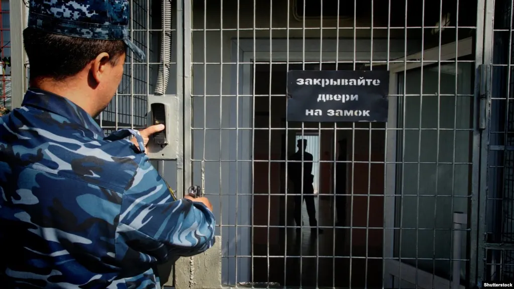Южный окружной военный суд в Ростове-на-Дону признал жителя Керчи виновным в публичных призывах к терроризму и назначил шесть лет колонии общего режима. По версии обвинения, он призывал атаковать Красную площадь беспилотниками во время парада 9 мая.