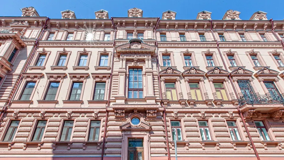 В Мещанском суде Москвы рассматривают дело бывшей вице‑президентки ассоциации «Оборонстрой»: обвиняют в особо крупном мошенничестве при продаже элитного особняка у Кремля.