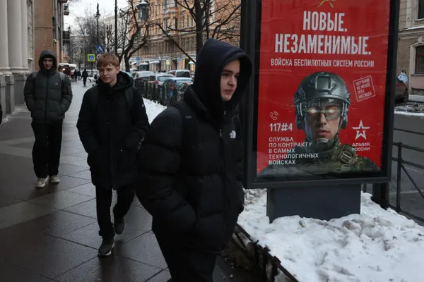 По сведениям источников, 5, 7 и 9 мая в столице могут ввести более жёсткие ограничения на мобильную связь и SMS — они затронут территорию внутри МКАД. Ранее в марте в Москве уже фиксировались масштабные сбои и запускались «белые списки».