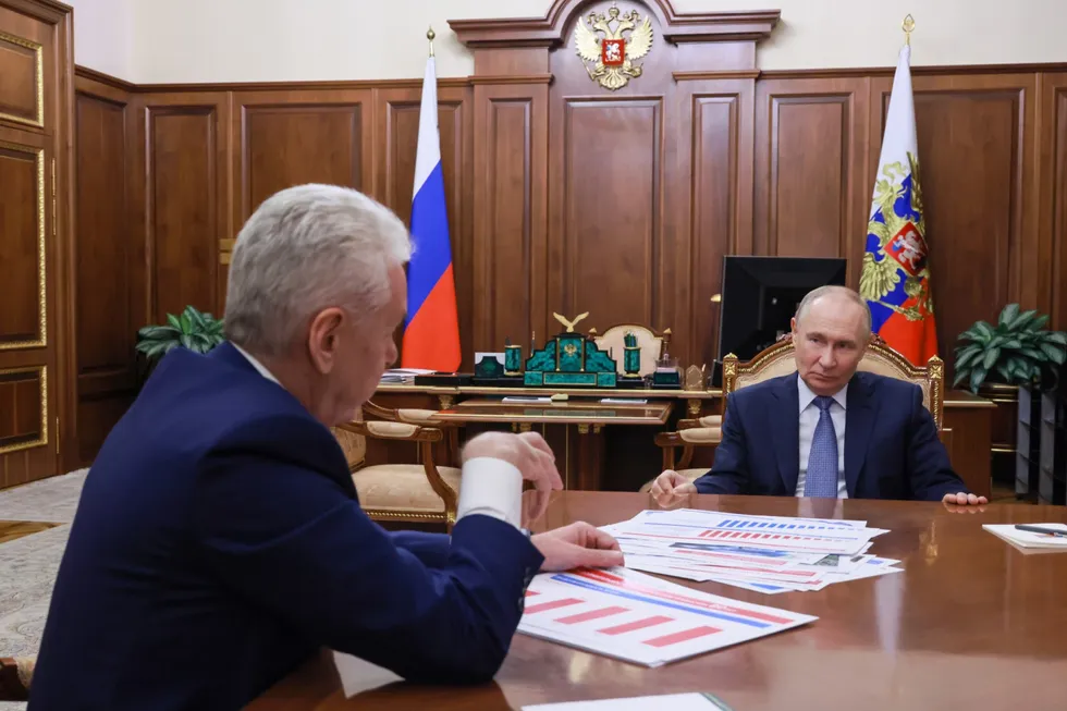 На думских выборах 2026 года в Москве по меньшей мере четыре участника боевых действий на Украине могут баллотироваться от «Единой России» по одномандатным округам. Ранее столичные власти уклонялись от продвижения «ветеранов СВО» в Мосгордуму, но теперь готовы поддержать их выдвижение в федеральный парламент, учитывая интерес Кремля к военным в органах власти.