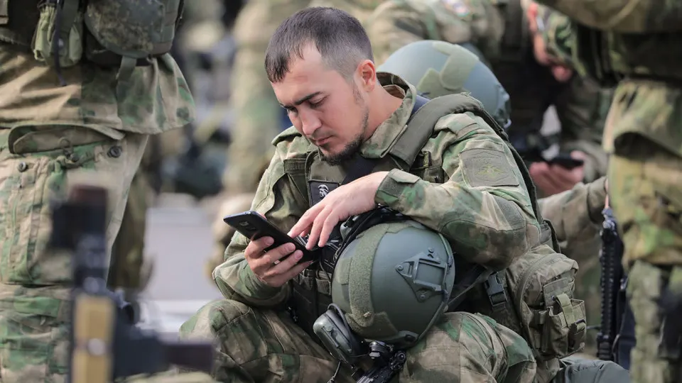 Несмотря на попытки перевести солдат на государственные платформы и блокировки спутникового интернета, бойцы продолжают общаться в Telegram через VPN и ждать редких сигналов связи.