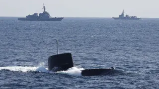 Правительство Японии кардинально пересмотрело послевоенную доктрину обороны и разрешило экспорт летальных вооружений. Новый курс открывает Токио путь на мировой рынок оружия, усиливает военное сотрудничество с партнерами и допускает исключительные поставки в зоны конфликтов, включая Украину, если это будет признано необходимым для безопасности самой Японии.