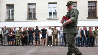Минобороны подготовило поправки, позволяющие проверять военнослужащих на употребление алкоголя прямо в частях с помощью экспресс‑тестов вместо обязательной доставки в медучреждения. Инициативу объясняют трудностями медосвидетельствования в зоне боевых действий и сообщениями о наборе на контракт лиц с алкогольной зависимостью.