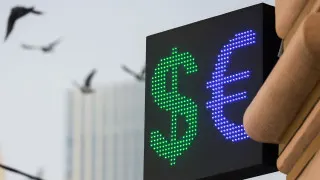 Благодаря росту цен на нефть и приостановке бюджетного правила рубль резко укрепился: официальный курс доллара опустился до минимума с февраля 2023 года, а власти уже обсуждают досрочное возвращение на валютный рынок.