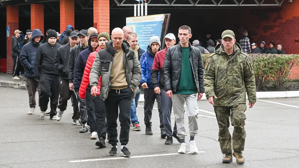 Молодому человеку из Петербурга запретили вылететь из Беларуси и не пропустили на рейсы без письменных объяснений. Правозащитники отмечают, что случаи совпадают с запуском электронного реестра повесток и советуют обжаловать ограничения как можно раньше.
