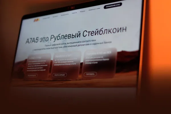 По данным утечек финансовых документов и источников на рынке трансграничных платежей, платформа A7, созданная в 2024 году для обхода западных ограничений, имеет связи с известными бизнесменами и обслуживает компании, попавшие под санкции, в том числе производителей боевых дронов.