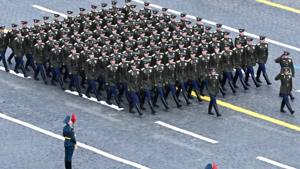 По данным источников, московский парад 9 мая может пройти без военной техники, с заметно сокращённым числом гостей и укороченной церемонией; репетиции и список иностранных гостей остаются неопределёнными.