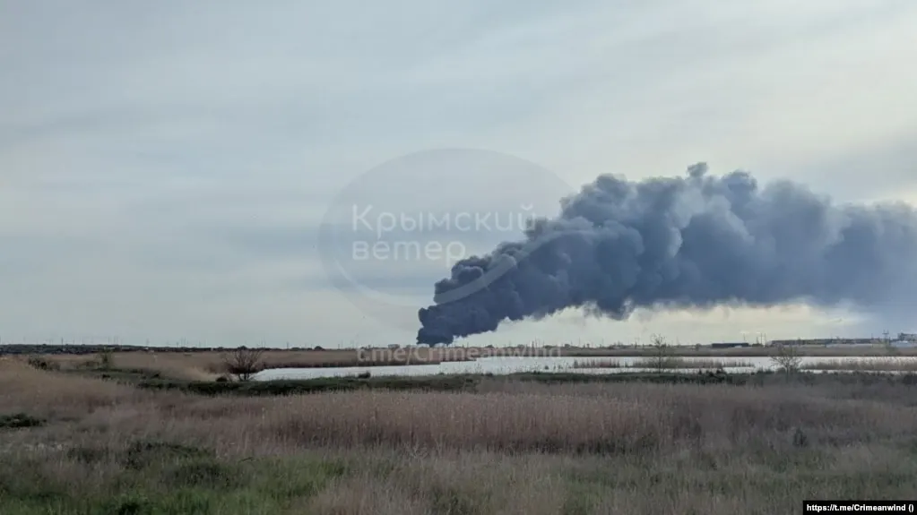 В результате ночной атаки дронов по промышленным объектам в Новокуйбышевске погиб человек, есть раненые; удары также пришлись по нефтяной и энергетической инфраструктуре в Нижегородской области, аннексированном Крыму и Туапсе.