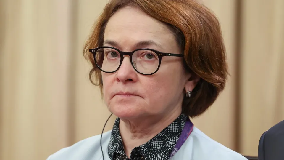 Центробанк заявил, что экономика России в начале 2026 года замедлилась из‑за неблагоприятной погоды, сокращения числа рабочих дней и подстройки к новым налогам; ВВП по итогам первых месяцев года ушёл в минус, а потребители перешли к жесткой экономии.