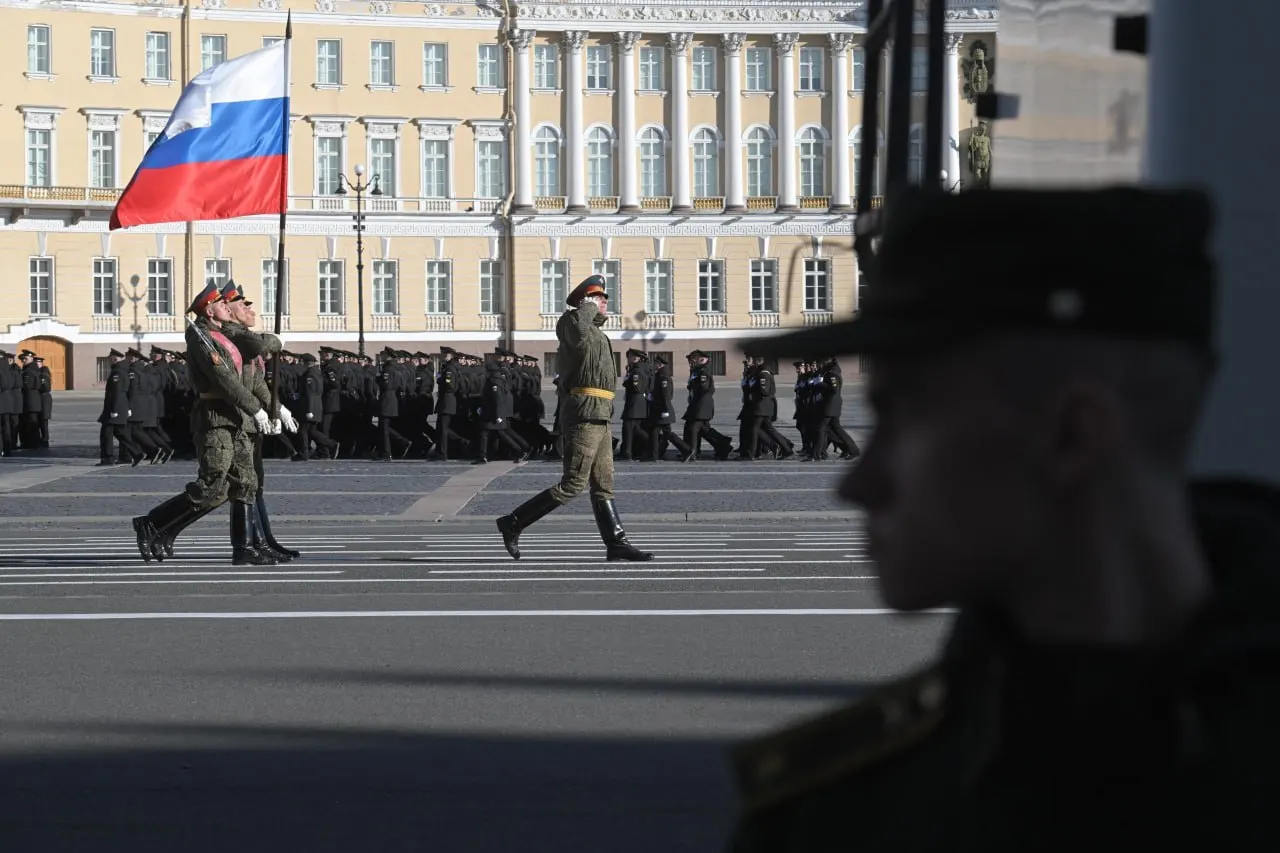 После совещания по обеспечению правопорядка при участии губернатора Александра Беглова городские планы изменили: вместо 5660 приглашений планируют разослать лишь 310, а судьба очного «Бессмертного полка» пока не решена.