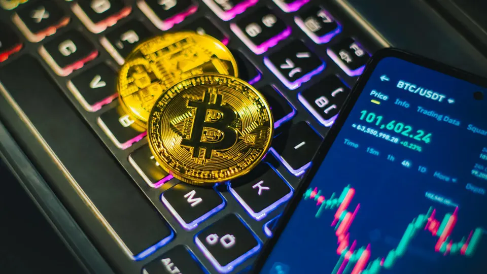 Американец, обвиняемый в хищениях из криптопроекта SafeMoon, в 2025 году находился в Москве и Подмосковье. Вокруг него разгорелись споры о продаже виллы в ОАЭ, в России задержаны помощники, а сам он числится в розыске ФБР.