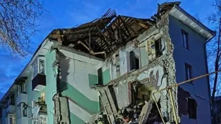 В Сызрани украинский беспилотник попал в четырехэтажный жилой дом, частично обрушив подъезд. Из-под завалов спасены 11 человек, включая двоих детей. Налет дронов затронул также другие регионы России и привел к временным ограничениям в работе аэропортов.