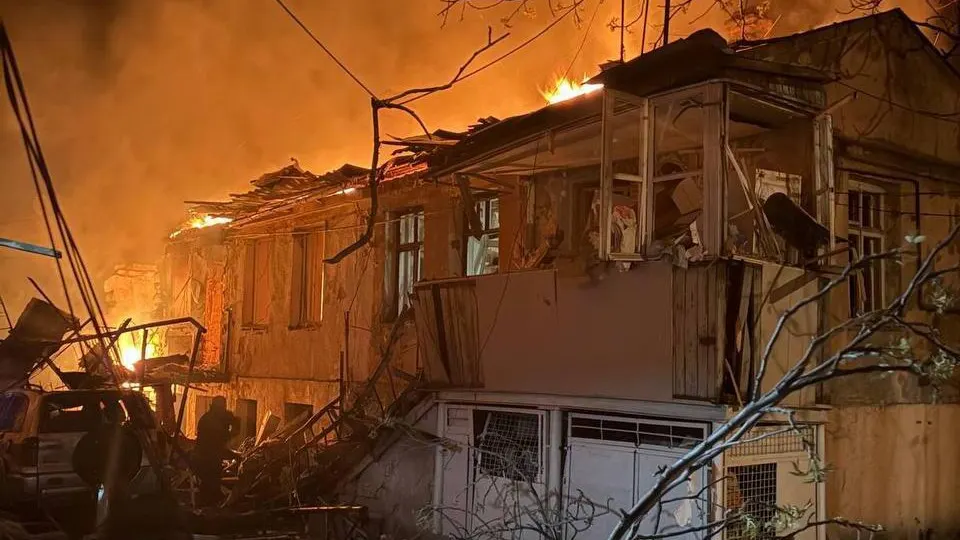 В результате ночной атаки российских беспилотников по жилым кварталам Одессы погибли два человека, еще 15 получили ранения; удары по гражданской инфраструктуре в украинских городах продолжаются с середины апреля.