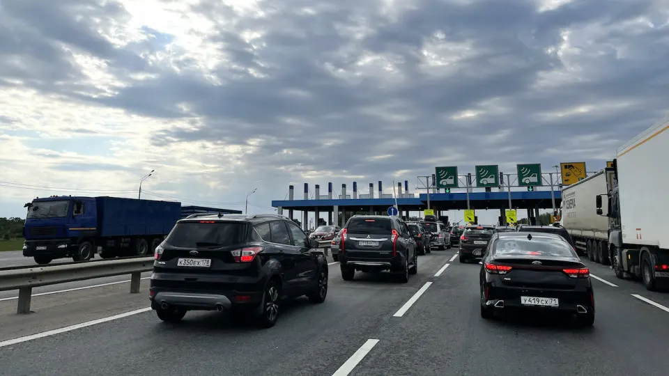 В ЦОДД заявили, что современные фотовидеокамеры позволяют уменьшить допустимый порог превышения скорости до 2–3 км/ч. Это может снизить смертность на дорогах, но одновременно увеличить поступления штрафов в федеральный бюджет.
