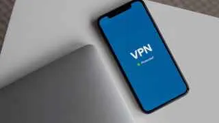 Российские пользователи VPN могут в ближайшее время столкнуться с запретом оплат с банковских карт и ужесточением зачистки серверов по новым требованиям к хостинг‑провайдерам.