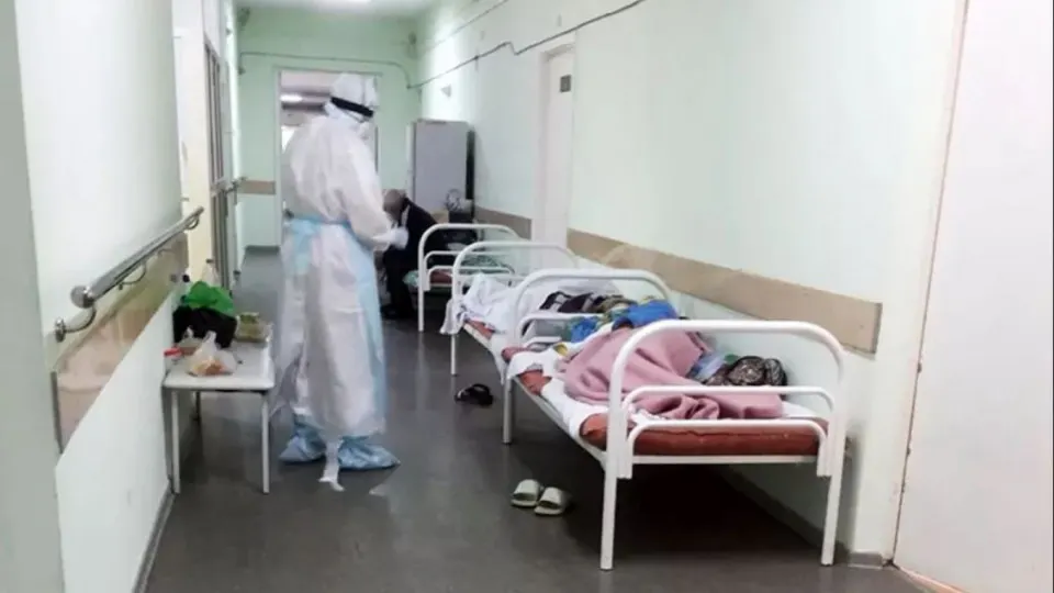 По данным местных источников, около пятой части врачей Нижегородской области регулярно используют ChatGPT для подготовки протоколов и заключений. Региональный Минздрав распорядился запретить применение ИИ при оформлении медицинских документов и исключить смайлы из электронных заключений.