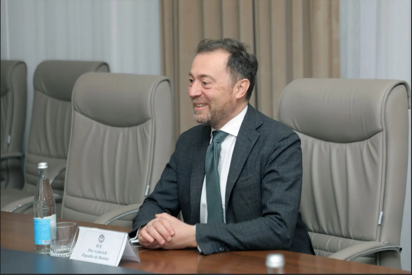 Бывшего посла отстранили в декабре 2025 года; следствие считает, что он вместе с помощницей организовал незаконную выдачу долгосрочных туристических виз россиянам через московские турагентства за вознаграждение.