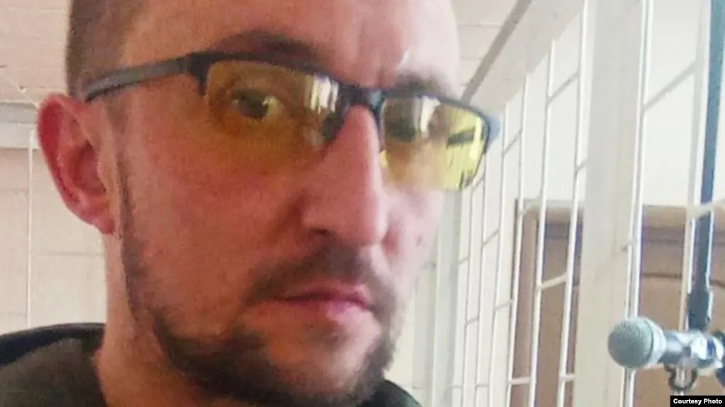 Суд в Новосибирске назначил Юрию Измайлову 18 лет лишения свободы, штраф 300 тыс. рублей и два года ограничения свободы. Защита и родственники утверждают, что переписка, на которой основаны обвинения, могла быть провокацией.