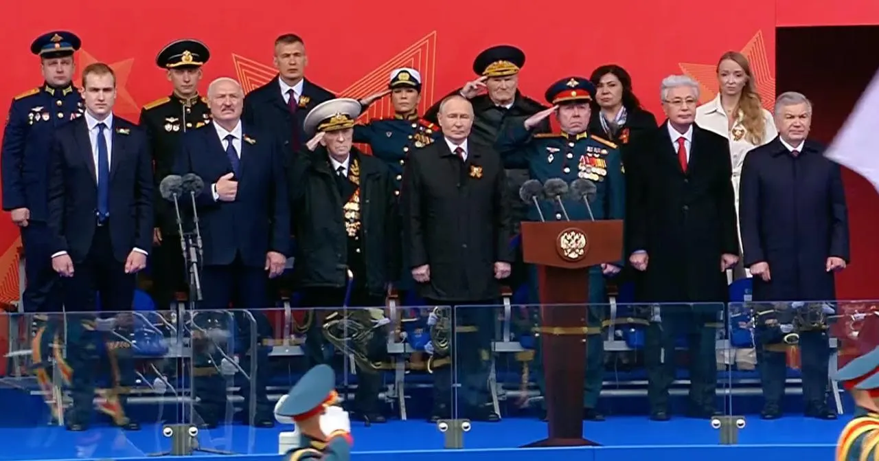 На трибуне в Москве у президента впервые разместили участника специальной военной операции — Героя России 2022 года, бывшего командира мотострелковой бригады, воевавшей в Луганской области.