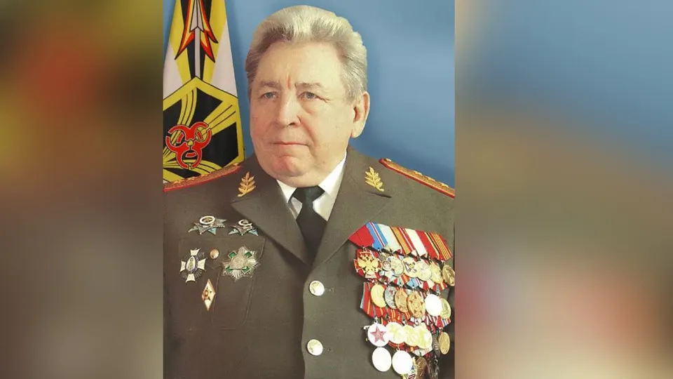 Тело 87‑летнего экс‑командира войск химзащиты обнаружили в его квартире в Доме на набережной; рядом нашли пистолет, однако есть и версия о долгой болезни.