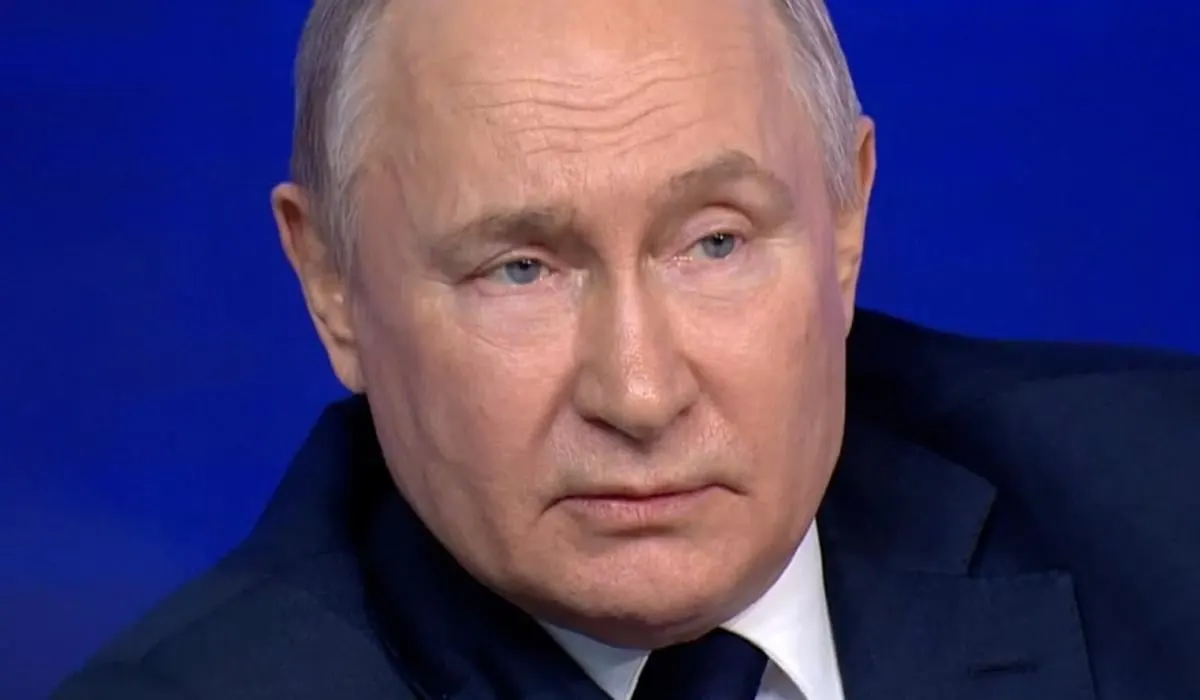 Аналитики предупреждают, что возможные удары дронов во время парада в Москве могут быть использованы Кремлём как предлог для новой волны мобилизации, внутренних репрессий и обвинений в срыве переговоров.