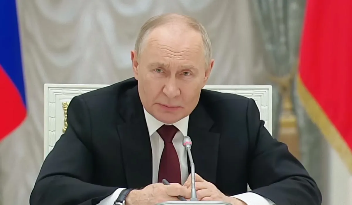 На пресс‑конференции после парада в Москве президент РФ сказал, что готов на встречу в третьей стране, отметил передачу списков пленных и заявил, что конфликт с Украиной «идёт к завершению».