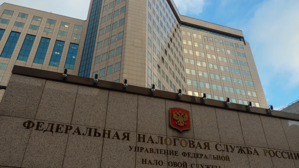 Налоговые органы стали внимательнее проверять случаи закрытия и повторного открытия ИП — бизнесу грозят доначисления, пени и штрафы. Изменения связаны с ужесточением порогов по НДС и ростом дефицита бюджета.