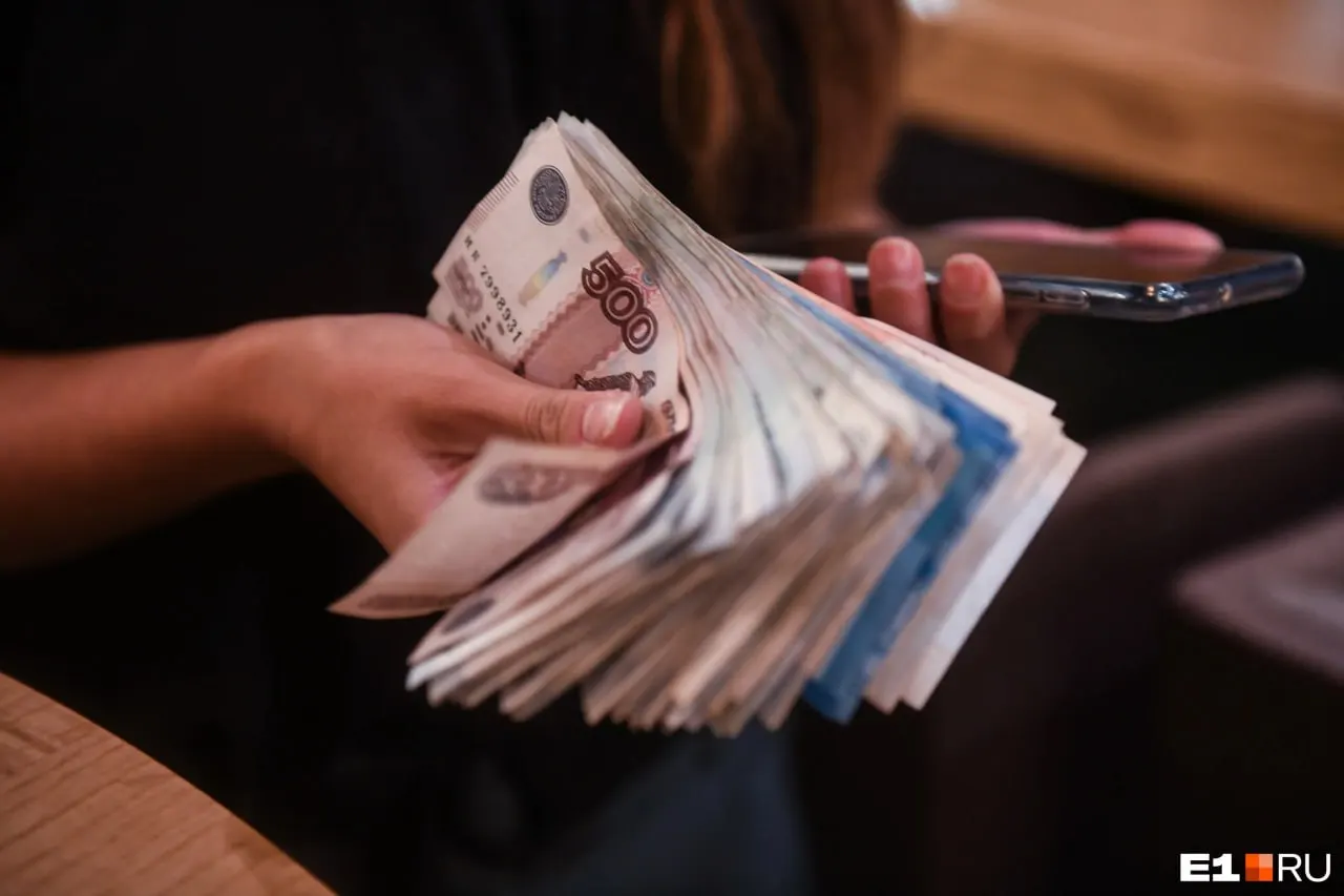 В Свердловской области задержали курьершу мошенников; изъятые у неё деньги принадлежат ещё одной жертве, которая пока не сообщила в полицию — её просят выйти на связь.