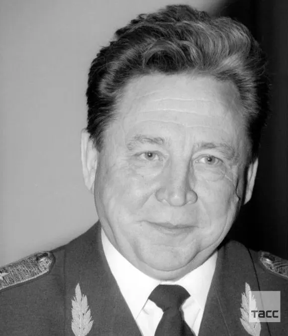 2 мая в квартире в Москве найдено тело 87‑летнего Станислава Петрова. Рядом с телом обнаружили пистолет — одна из версий смерти — самоубийство; в медицинских сообщениях отмечают, что причиной могли стать тяжёлая болезнь. Петров ранее возглавлял войска радиационной, химической и биологической защиты.