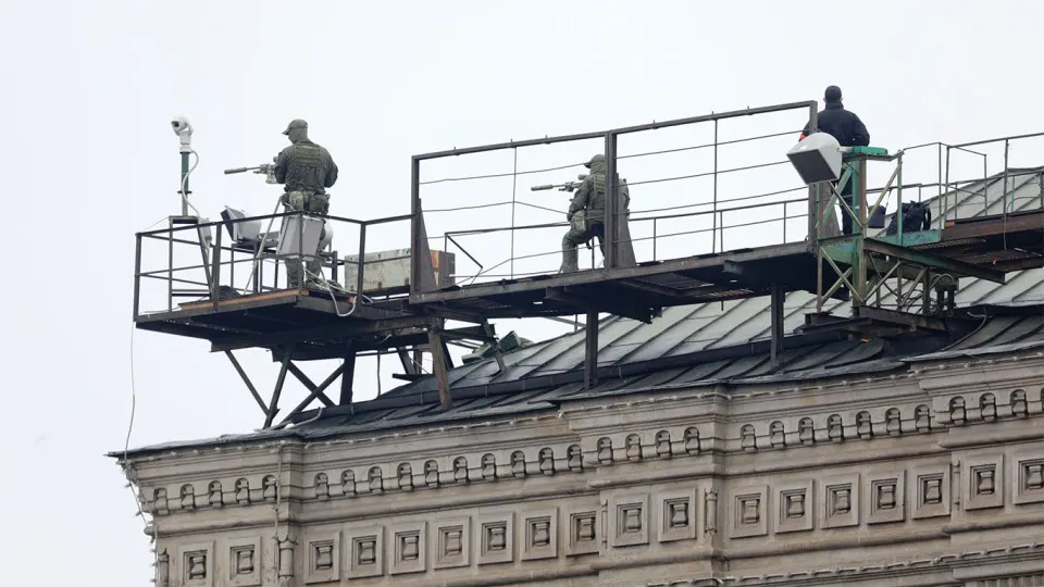 Перед Днём Победы в столице усилили меры безопасности: блок‑посты на въездах, броневики у Кремля, перекрыт проход на Красную площадь. Парад пройдёт в сокращённом формате — без военной техники; обсуждаются возможные угрозы с воздуха.