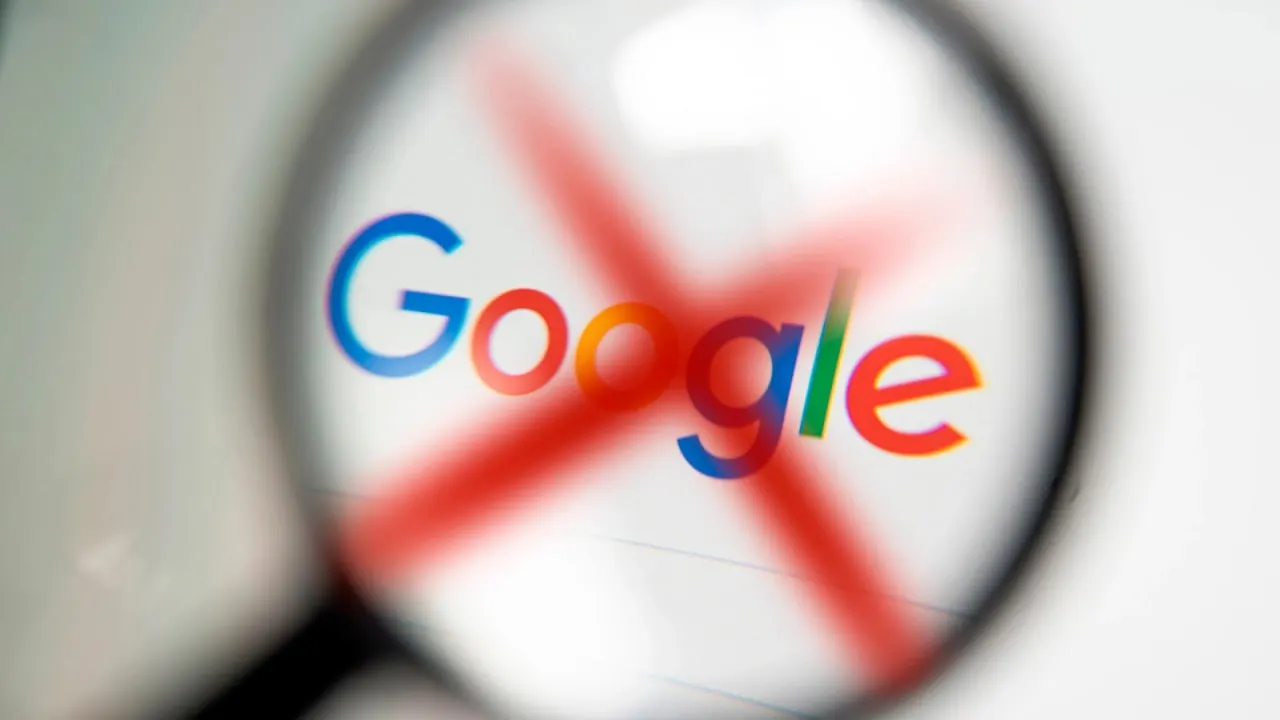 Коллегия Московского городского суда отклонила апелляции Google: решения Таганского районного суда от декабря 2025 года оставлены в силе, сумма штрафов по эпизодам — 7,6 млн рублей.