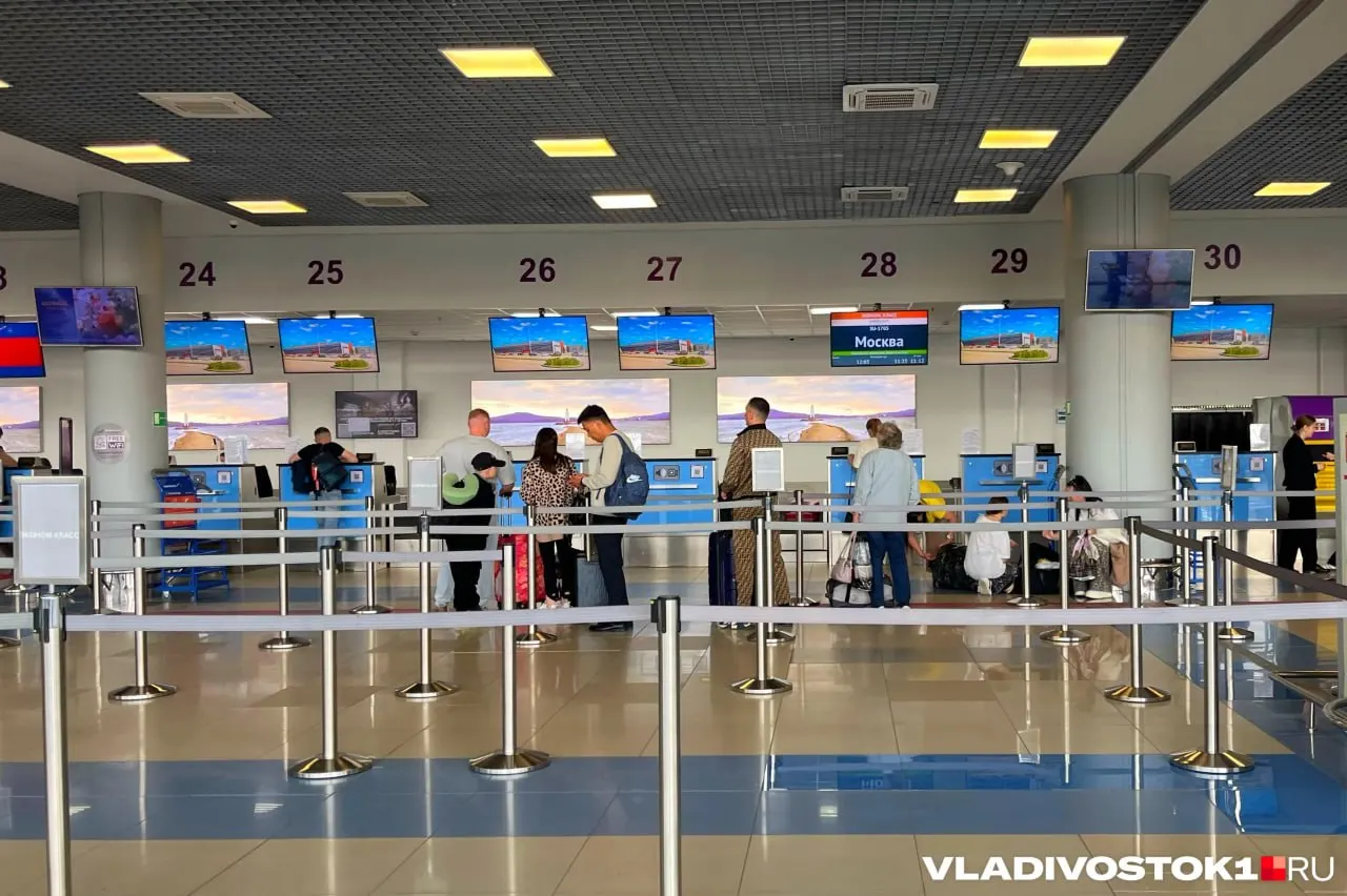 Из‑за позднего прибытия самолётов задержаны рейсы из Владивостока в Москву и по Дальнему Востоку; в ожидании находятся свыше 300 человек, авиакомпании оказывают предусмотренные услуги, жалоб в прокуратуру не поступало.