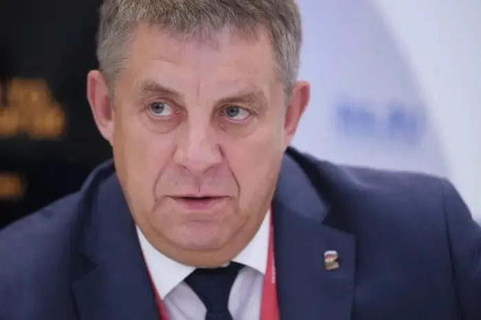 Александр Богомаз, недавно ушедший в отставку с поста губернатора Брянской области, рассматривается как кандидат на вакантный мандат депутата Государственной думы; ранее он уже работал в парламенте.