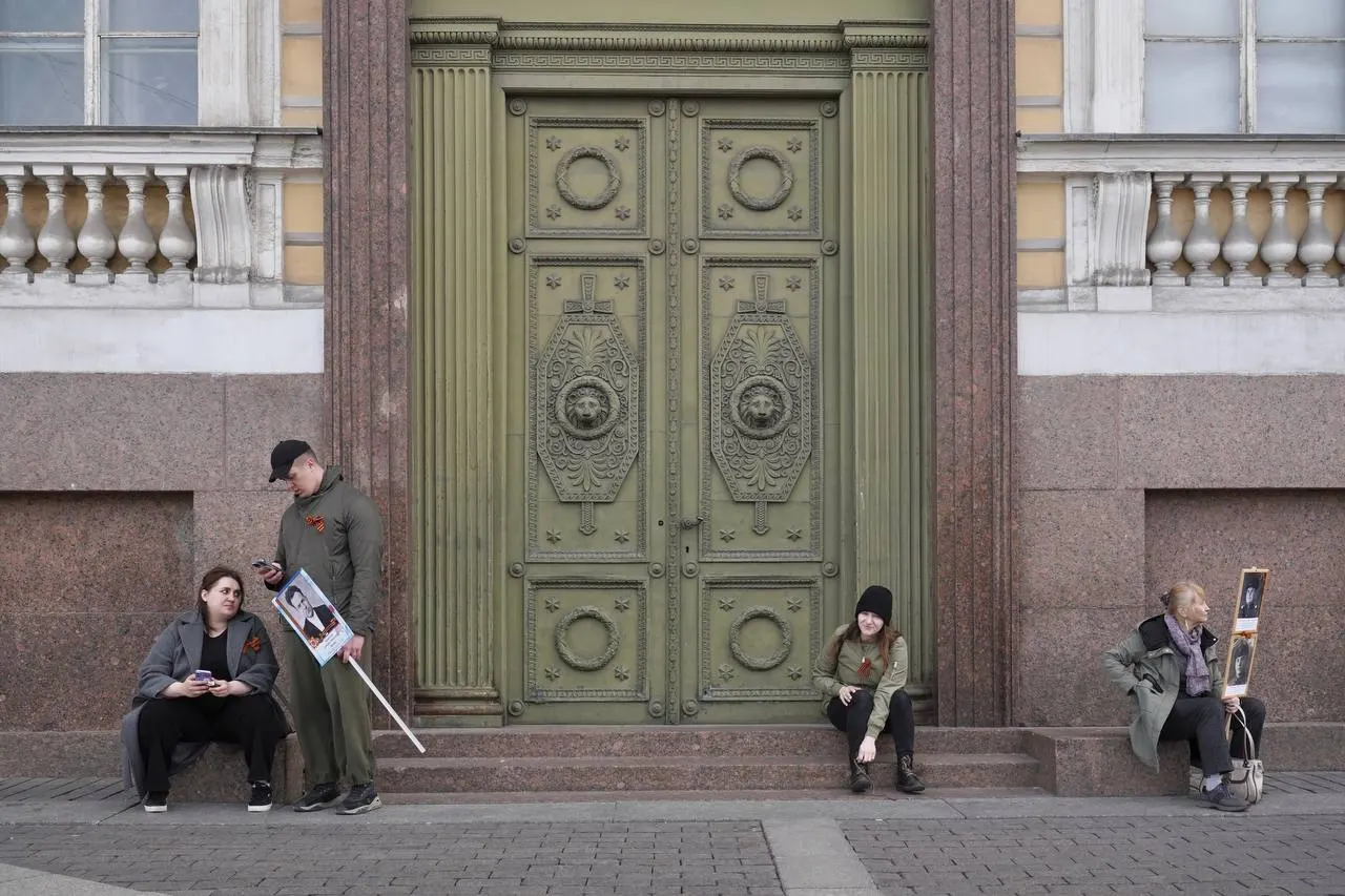 Короткий обзор: решение о сносе петербургской галереи, ситуация в аэропорту Пулково, задержание в Колпино, памятник в Ленобласти, сообщения о нарушениях перемирия и другие события.